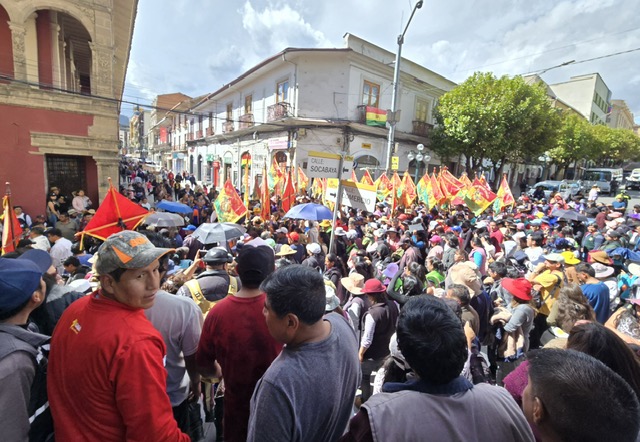 Massive procession through La Paz streets with Bolivian flags
